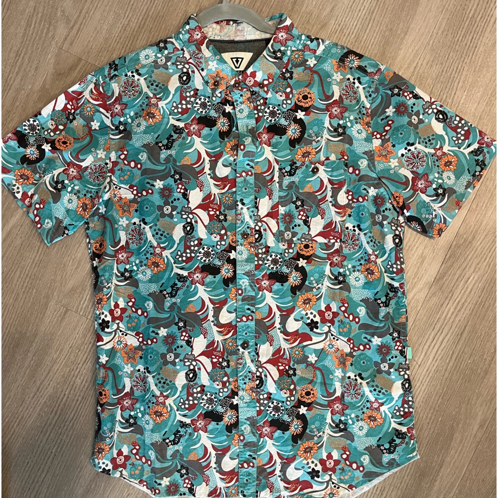 Vissla Surf 🏄🏽‍♂️ button down wild pattern men’s size L clean great shape 🤙🏼